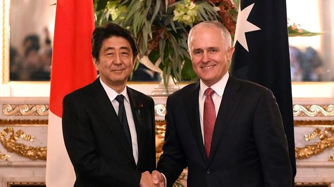 Thủ tướng Nhật Bản Shinzo Abe (trái) và người đồng cấp Australia Malcolm Turnbull. (Nguồn: AAP) Nhật Bản, Australia sẽ sửa đổi thỏa thuận hỗ trợ hậu cần ảnh 1