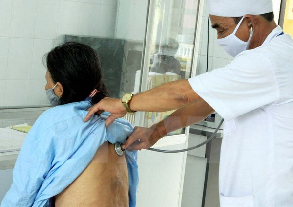 Cán bộ y tế khám và điều trị cho bệnh nhân lao. (Ảnh: TTXVN/Vietnam+) Sự kiện trong nước 14-20/11: "Giấy thông hành" cho gỗ Việt Nam vào EU ảnh 7