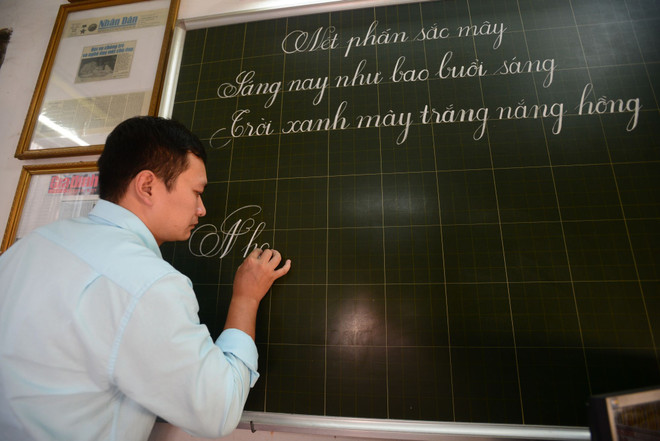 Lớp học viết chữ đẹp của thầy Dương Tuấn, số 10 Hàng Mành (Hoàn Kiếm, Hà Nội). (Ảnh: Minh Sơn/Vietnam+) Sự kiện trong nước 14-20/11: "Giấy thông hành" cho gỗ Việt Nam vào EU ảnh 5
