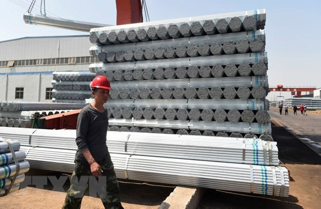 Sản phẩm ống thép tại một nhà máy ở Sơn Đông, Trung Quốc. (Nguồn: AFP/TTXVN) Cuộc chiến thương mại Mỹ-Trung và giải pháp đối phó của Trung Quốc ảnh 1