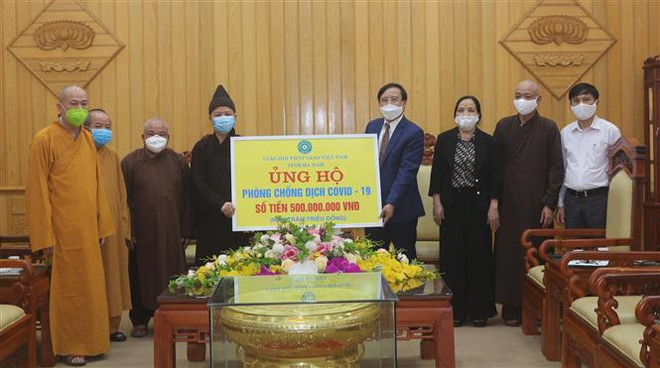 Giáo hội Phật giáo Việt Nam tỉnh Hà Nam ủng hộ 500 triệu đồng cho công tác phòng, chống dịch bệnh COVID-19. (Ảnh: Nguyễn Chinh/TTXVN) Đồng hành cùng dân tộc là bản sắc của Phật giáo Việt Nam ảnh 1