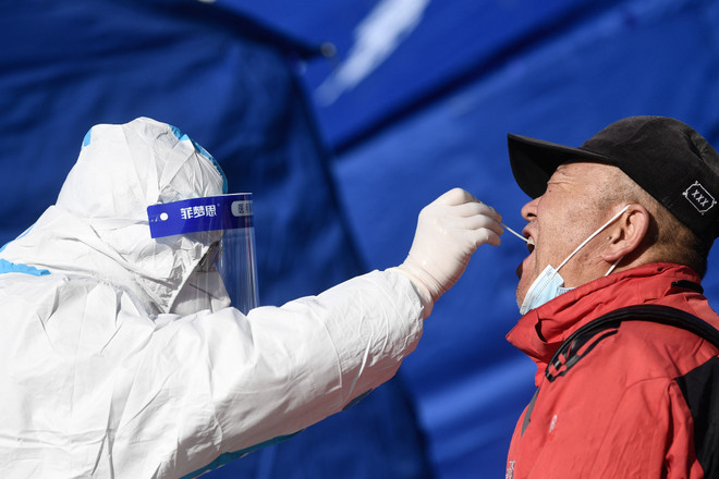 Trung Quốc lo ngại số ca mắc COVID-19 sẽ tăng nhanh vào mùa Đông tới ảnh 1