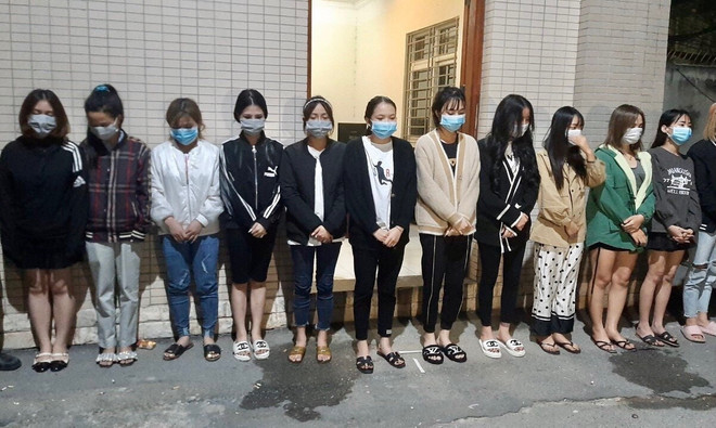 Hà Nội: Đột kích quán karaoke phát hiện hàng chục đối tượng 'bay lắc' ảnh 1