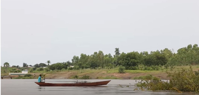 Một người đàn ông băng qua sông Oti trên một chiếc canô. (Nguồn: africa.cgtn.com) Ghana: 9 học sinh trung học tử vong trong vụ lật hai canô ảnh 1