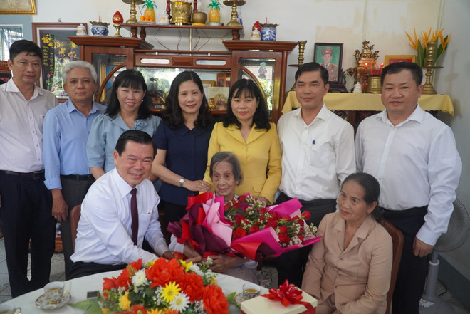 Lãnh đạo tỉnh Đồng Nai thăm hỏi sức khỏe, tặng quà cho cụ Trịnh Thị Khơng 119 tuổi, ngụ xã Bình Lộc, thành phố Long Khánh. (Ảnh: Lê Xuân/TTXVN) ttxvn_bi_thu_tinh_uy_dong_nai_tham_cu_ba_cao_tuoi_nhat_sinh_song_tai_dong_nai_1203-2.jpeg