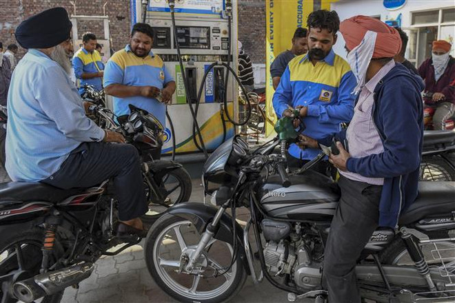 Giá dầu trên thị trường châu Á hướng tới mức giảm lớn tính theo tuần ảnh 1