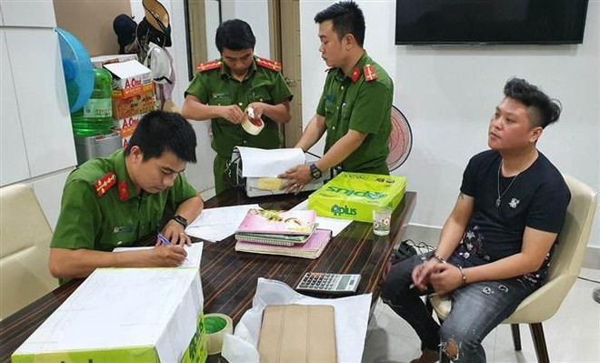 Lực lượng chức năng khám xét nhà Trần Viết Nghĩa, đối tượng cầm đầu một đường dây cá độ bóng đá quy mô lớn trên 32 triệu USD, tháng 7/2020. (Ảnh: TTXVN phát) World Cup 2022: Bộ Công an cảnh báo về tội phạm cá độ bóng đá ảnh 1