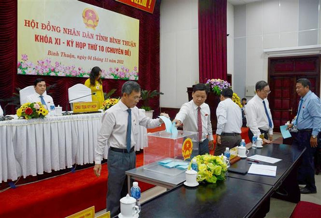 Đại biểu bỏ phiếu miễn nhiệm chức vụ Chủ tịch UBND tỉnh nhiệm kỳ 2021-2026 đối với ông Lê Tuấn Phong ngày 4/11/2022. (Ảnh: Nguyễn Thanh/TTXVN) Phê chuẩn miễn nhiệm chức vụ Chủ tịch Ủy ban Nhân dân 2 tỉnh ảnh 1