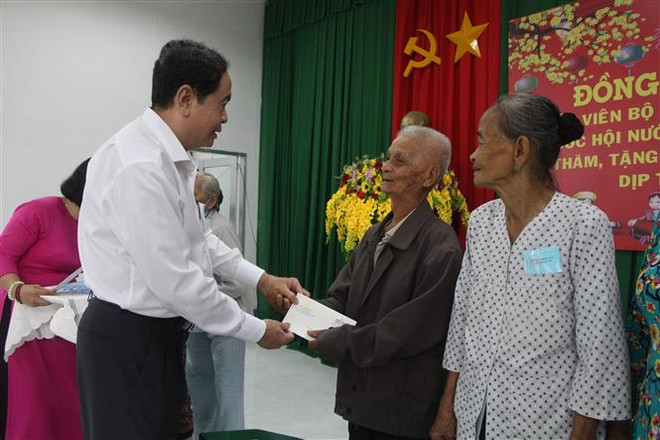 Phó Chủ tịch Quốc hội thăm, tặng quà Tết cho hộ nghèo tại Hậu Giang ảnh 1