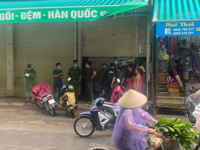 Ngôi nhà xảy ra sự việc được lực lượng chức năng phong tỏa để điều tra. (Nguồn: Báo Thanh Niên) Hòa Bình: Phát hiện vợ chồng tiểu thương tử vong trong tư thế treo cổ ảnh 1