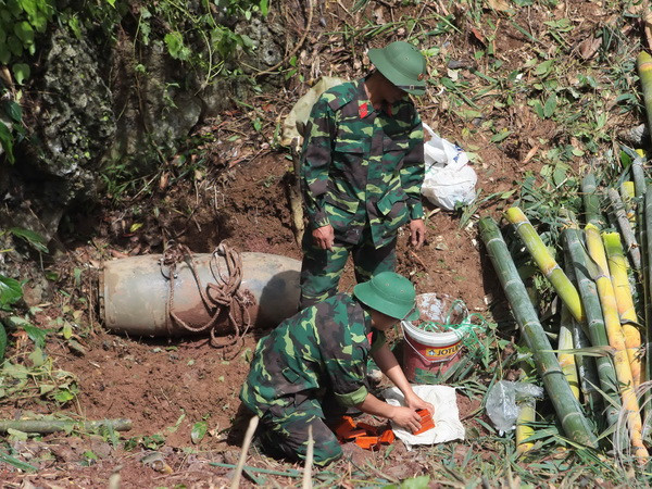 Người dân thấp thỏm với quả bom nằm trong khu dân cư 5 năm ảnh 1