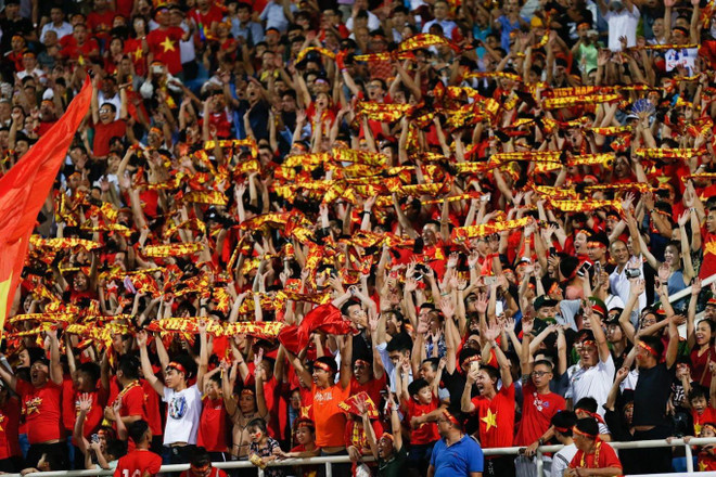 Cầu thủ Việt Nam tri ân người hâm mộ sau khi đánh bại Malaysia ảnh 1