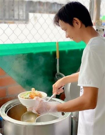 Nghệ nhân Nhân dân Trường Út với công việc bán bún riêu mưu sinh hàng ngày. (Ảnh: Ánh Tuyết/TTXVN) Ông chủ quán bún riêu trở thành Nghệ nhân Nhân dân Đờn ca Tài tử ảnh 2