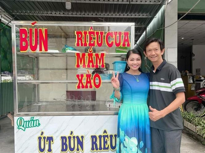 Nghệ sỹ Ưu tú Ngọc Huyền ghé thăm quán bún riêu của Nghệ nhân Nhân dân Trường Út. (Ảnh: Ánh Tuyết/TTXVN) Ông chủ quán bún riêu trở thành Nghệ nhân Nhân dân Đờn ca Tài tử ảnh 1