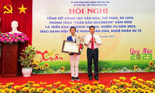 Trao nhận danh hiệu Nghệ nhân Nhân dân cho anh Phan Văn Út. (Ảnh: Ánh Tuyết/TTXVN) Ông chủ quán bún riêu trở thành Nghệ nhân Nhân dân Đờn ca Tài tử ảnh 3