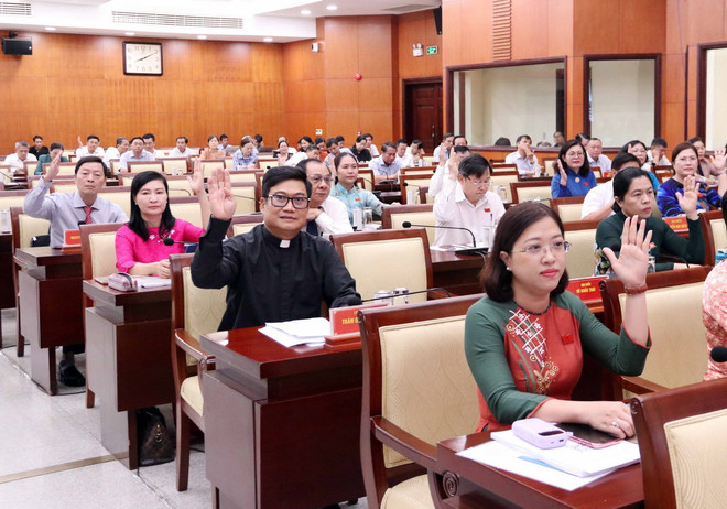 Đại biểu HĐND Thành phố Hồ Chí Minh khóa X biểu quyết thông qua Nghị quyết tại Kỳ họp thứ 16. (Ảnh: Xuân Khu/TTXVN) ky_hop_thu_16_ky_hop_chuyen_de_cua_hdnd_thanh_pho_ho_chi_minh_khoa_x-3.jpg