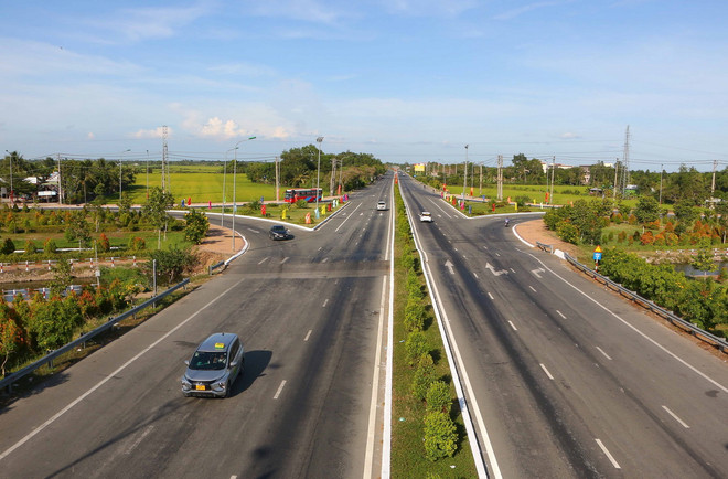 Tuyến đường nối Vị Thanh-Cần Thơ. (Ảnh: Duy Khương/TTXVN) ha tang giao thong Hau Giang.jpg