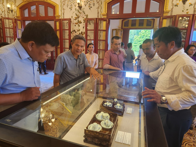 Đây là triển lãm cổ vật đầu tiên hội tụ các nhà sưu tầm cổ vật ở 3 miền đất nước. (Ảnh: Mai Trang/TTXVN) trien lam co vat trieu Nguyen2.jpg