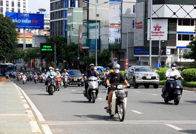 Các phương tiện lưu thông trên cầu Công Lý, giáp ranh quận Phú Nhuận và quận 3. (Ảnh: Hồng Đạt/TTXVN) giao thong tp hcm.jpg