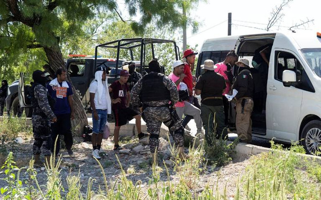Ảnh minh họa. (Nguồn: Reuters) Mexico phát hiện gần 100 người nhập cư bị 'bỏ rơi' trên xe tải ảnh 1