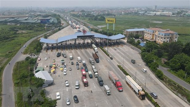 Phương tiện qua trạm thu phí cao tốc Pháp Vân-Cầu Giẽ. (Ảnh: TTXVN/phát) Đề xuất bỏ vé tháng, vé quý trên cao tốc Pháp Vân-Cầu Giẽ ảnh 1