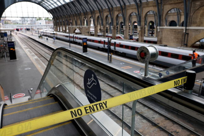 Lối vào nhà ga King's Cross ở London bị đóng trong bối cảnh diễn ra cuộc đình công hôm 27/7. (Ảnh: AFP/TTXVN) Nhân viên đường sắt ở Anh đình công lần thứ hai trong vòng 1 tuần ảnh 1
