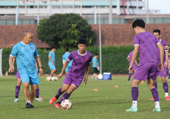 [Photo] AFF Cup 2020: Đội tuyển Việt Nam tập nhẹ để giảm tải áp lực ảnh 2