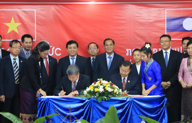 Lễ ký kết thỏa thuận. (Ảnh: Phạm Kiên/Vietnam+) Thúc đẩy hơn nữa quan hệ hợp tác song phương Việt Nam-Lào ảnh 3