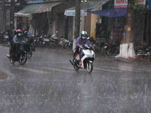 Đêm 11/6, mưa dông bao trùm các khu vực trên cả nước ảnh 1