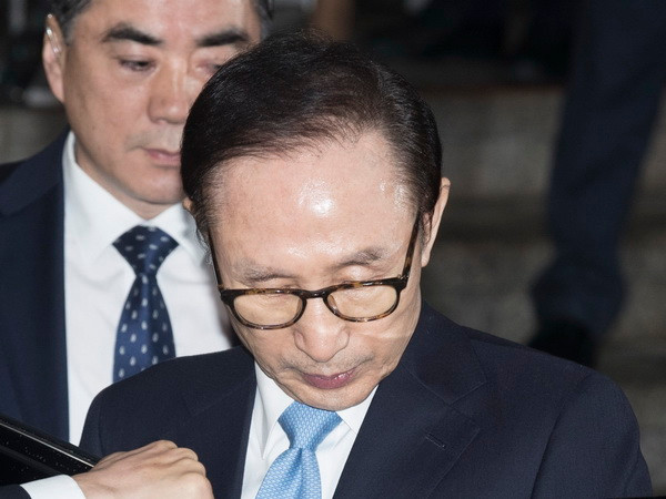 Cựu Tổng thống Hàn Quốc Lee Myung-bak ra hầu tòa ảnh 1