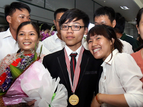 Em Cao Ngọc Thái, học sinh lớp 12, trường THPT chuyên Phan Bội Châu, tỉnh Nghệ An sau khi đoạt huy chương vàng Olympic Vật lý Châu Á được tổ chức tại Singapore. (Ảnh: Quốc Khánh/TTXVN) Đoàn Việt Nam đạt thành tích cao tại Olympic Vật lý quốc tế ảnh 1