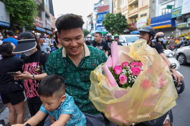 Hoa hồng giá tăng gấp hai, gấp ba lần trong ngày Phụ nữ Việt Nam 20/10 ảnh 8