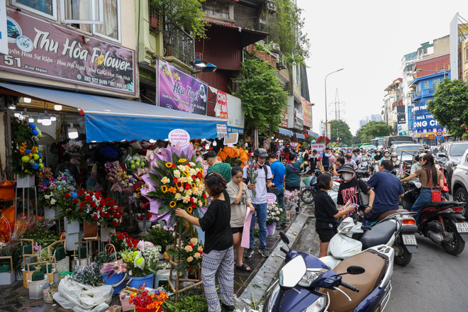 Hoa hồng giá tăng gấp hai, gấp ba lần trong ngày Phụ nữ Việt Nam 20/10 ảnh 1