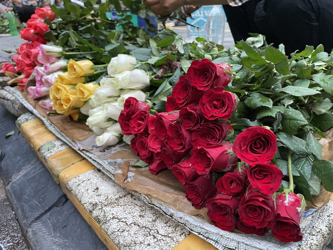 Thị trường hoa, quà tặng ‘tăng nhiệt’ cận Ngày phụ nữ Việt Nam 20/10 ảnh 1