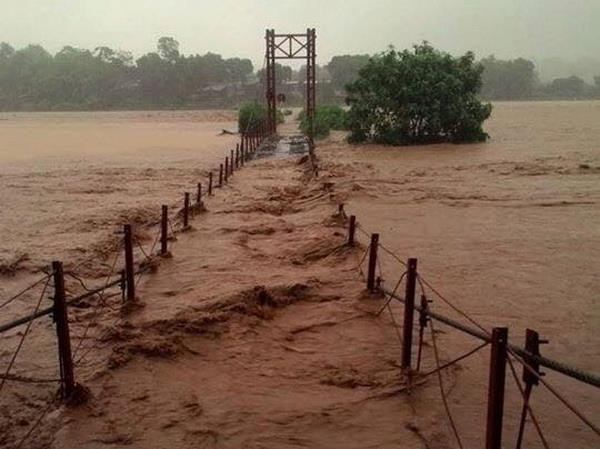 Lũ cuồn cuộn đổ về sông Hồng, ít nhất 10 người bị cuốn trôi ảnh 1