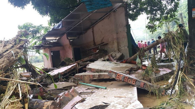 Lũ cuồn cuộn đổ về sông Hồng, ít nhất 10 người bị cuốn trôi ảnh 2