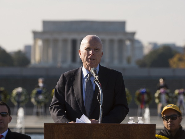 Ông John McCain trong một sự kiện ở Washington ngày 7/12. (Nguồn: AP/TTXVN) Ông John McCain khẳng định Mỹ đang đánh mất vai trò lãnh đạo thế giới ảnh 1