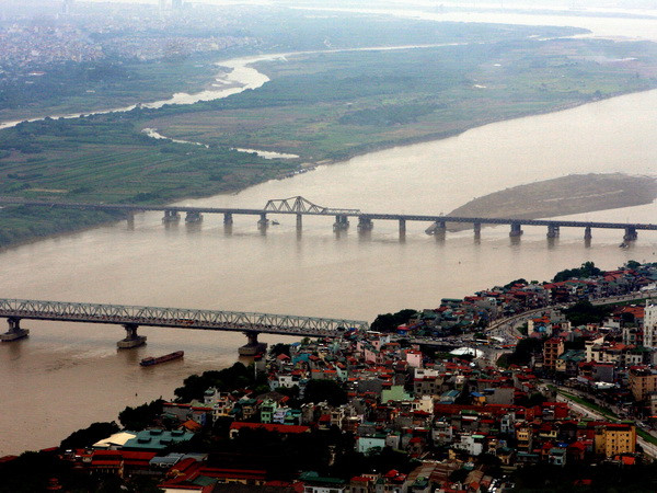 Toàn cảnh cầu Long Biên và cầu Chương Dương bắc qua sông Hồng (ảnh chụp từ trên máy bay trực thăng tháng 10/2010). (Ảnh: Trọng Đức/TTXVN) Hà Nội quy hoạch công viên cây xanh kết hợp đô thị hai bên sông Hồng ảnh 1
