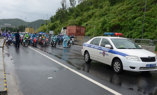 Nhiều hoạt động hỗ trợ người dân trên đường về quê từ vùng dịch ảnh 1