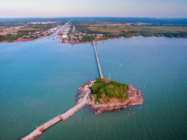 Cầu dẫn ra Khu du lịch Hòn Đá Bạc bị sụt lún nghiêm trọng ảnh 1