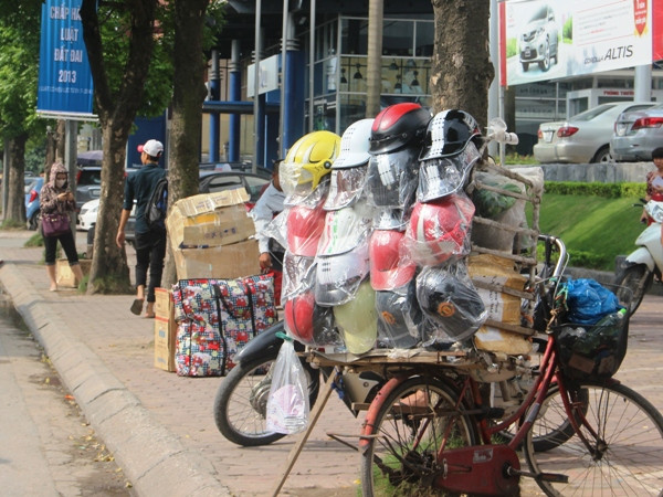 Cảnh sát giao thông than khó phạt người đội mũ bảo hiểm rởm ảnh 2