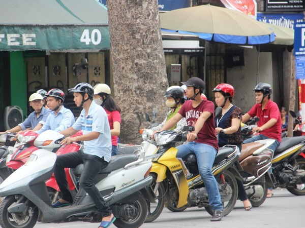 Cảnh sát giao thông than khó phạt người đội mũ bảo hiểm rởm ảnh 1