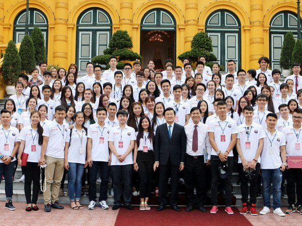 Thanh niên, sinh viên kiều bào dâng hương tưởng niệm Vua Hùng ảnh 1