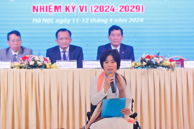 Bà Lương Thị Minh Nguyệt, Phó Giám đốc Trung tâm Giá dục nghề nghiệp và phát triển năng lực người khuyết tật Việt Nam trình bày tham luận tại Đại hội. (Ảnh: Minh Quyết/TTXVN) dai hoi nguoi khuyet tat.jpg