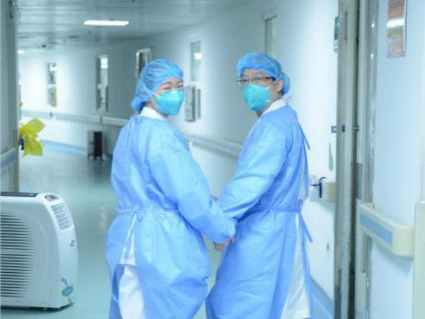 Câu chuyện cảm động của những nhân viên y tế nơi tâm dịch ảnh 1