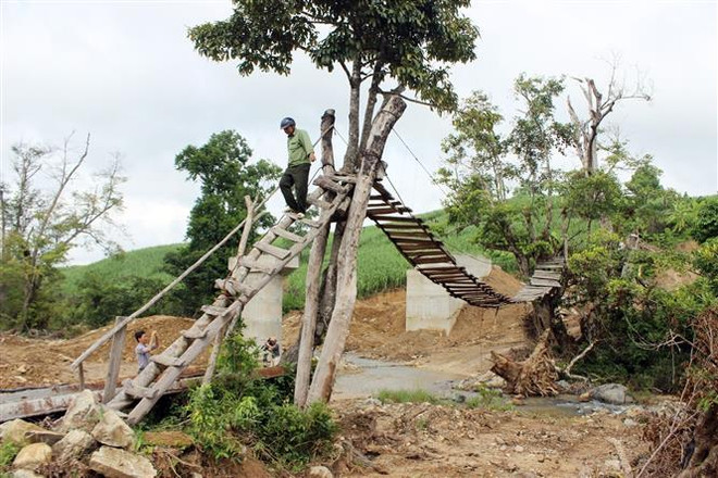 Quảng Ngãi đề nghị xây cầu dân sinh tại nơi học sinh lội suối đến lớp ảnh 1