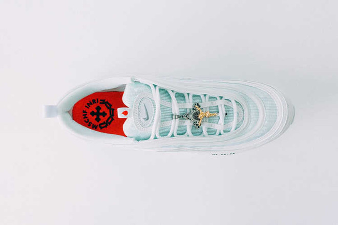 Đôi giày Nike Air Max 97 phiên bản giới hạn. (Nguồn: odditycentral) Giày thể thao Nike chứa nước thánh 'cháy hàng' trong vài phút ảnh 1
