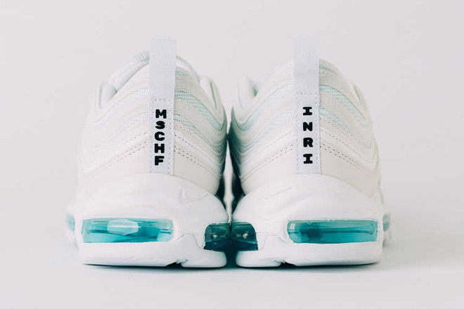 Phần đế đôi giày trong suốt chứa 'nước thánh' từ sông Jordan. (Nguồn: odditycentral) Giày thể thao Nike chứa nước thánh 'cháy hàng' trong vài phút ảnh 2