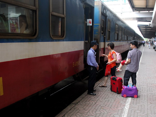 [Photo] Vận tải Hà Nội tăng cường tàu xe dịp lễ 30/4 ảnh 3