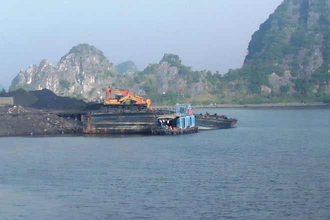 Máy xúc bốc than lên tàu biển tại khu vực cảng do "bà trùm" P.T quản lý. (Ảnh: P.V/Vietnam+) Bài 5: Lộ diện những ‘bà trùm’ sở hữu bãi xít than lớn nhất Quảng Ninh ảnh 7